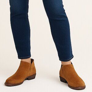 Born SZ 8 Brie Bootie Taupe Distressed Suede